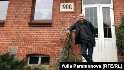 Виктор Салтановский около своего дома