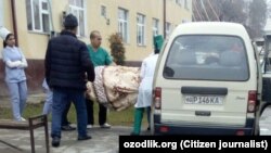 В Андижане администрация онкологического диспансера отправила тело умершего пациента домой на попутном такси.