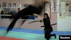 Женщина, увлекающаяся ниндзюцу (вид восточных единоборств) в зале для тренировок в Карадже - городе, расположенном недалеко от Тегерана. 13 февраля 2012 года.