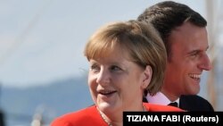 Германия канцлери Ангела Меркель (ч) ва Франция президенти Эммануэль Макрон.