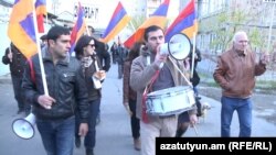 Конституциялык өзгөртүүлөргө каршы чыккан армяндыктар.