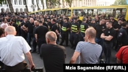 Желтые автобусы и полицейские кордоны разделили акцию националистов и антиоккупационный митинг на проспекте Руставели