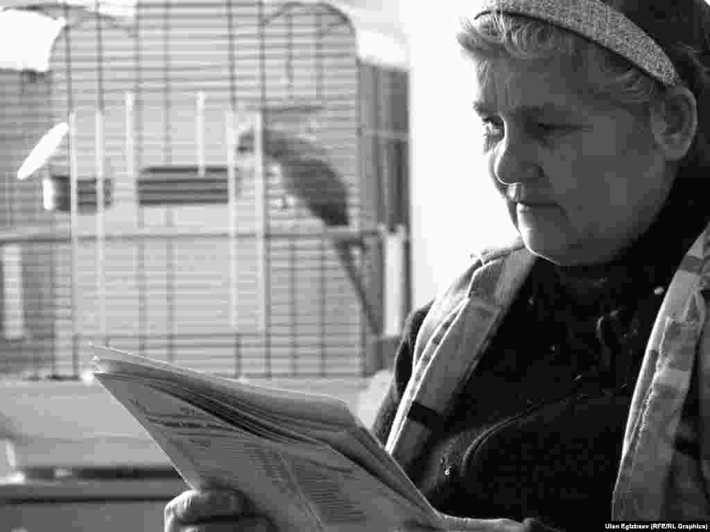Третьи читают - газеты или книги. Многие собираются у телевизора – это все, чем здесь можно себя занять. 