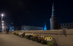 Flori pe podul unde a fost ucis Boris Nemțov, în apropiere de Kremlin