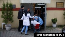 Обслуживающий персонал у входа в консульство Саудовской Аравии в Стамбуле. 15 октября 2018 года.