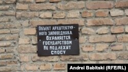 Центральная часть города была в свое время распланирована в едином архитектурном стиле, нарушение которого может испортить всю картину