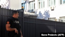 Полицейский перед зданием суда в Черногории