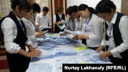 Члены избирательной комиссии подсчитывают бюллетени после закрытия участка в день президентских выборов. Алматинская область, 9 июня 2019 года.