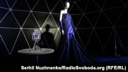 В городке Eurovision Village выставлены платье и хрустальный микрофон Джамалы, победительницы «Евровидения-2016»