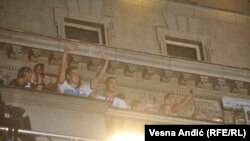 Vaterpolisti na balkonu Skuštine grada pozdravljaju publiku