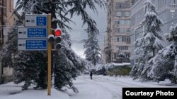 Обрушившийся в начале недели на Абхазию снегопад изменил планы работников государственных учреждений. Фото: kavkaz-uzel.eu