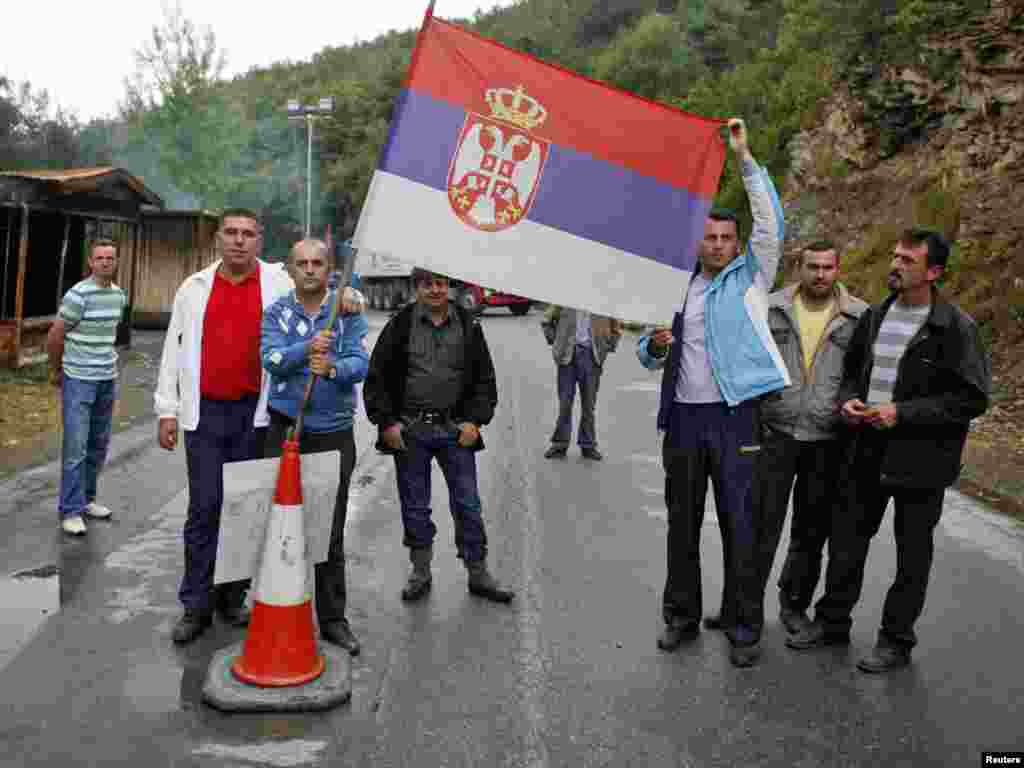 Lokalno srpsko stanovništvo na graničnom prijelazu Brnjak, 20.09.2011. Foto: Reuters / Marko Đurica 