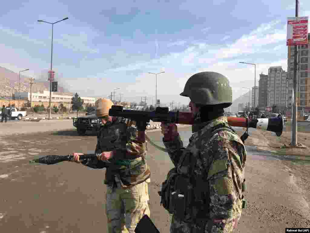 АВГАНИСТАН - Авганистанското Министерство за внатрешни работи соопшти дека вооружените милитанти нападнале делумно изградена зграда во близина на разузнавачкиот тренинг центар во Кабул, при што предизвикале интензивни борби со безбедносните сили. Портпаролот на Министерството Наџиб Даниш изјави дека напаѓачите влегле во зградата во близина на тренинг центарот на Националната дирекција за безбедност која е главната агенција за безбедност на Авганистан лоцирана во областа Афшар во Кабул.