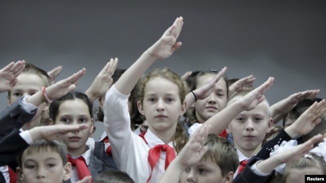 На фото школа в південному селищі Казмінське в Ставропольському краї Росії, 19 листопада 2015 року