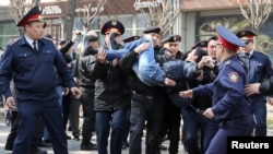 Алматыда полиция Гоголь мен Панфилов көшелерінің қиылысында жүрген адамды ұстап әкетіп барады.
