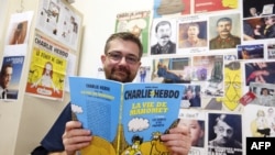 Новый сборник карикатур «Жизнь Мухаммеда» сатирического журнала Charlie Hebdo . Париж, 27 декабря 2012 года. 