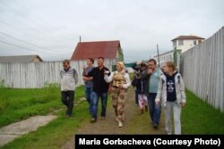 Бывший заключенный лагеря "Пермь-36" Виктор Пестов проводит экскурсию для участников фестиваля "После Пилорамы"