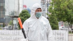 Медицина қызметкері COVID-19 ауруының тестілеу орнында. Алматы, Қазақстан, 14 мамыр, 2020 жыл