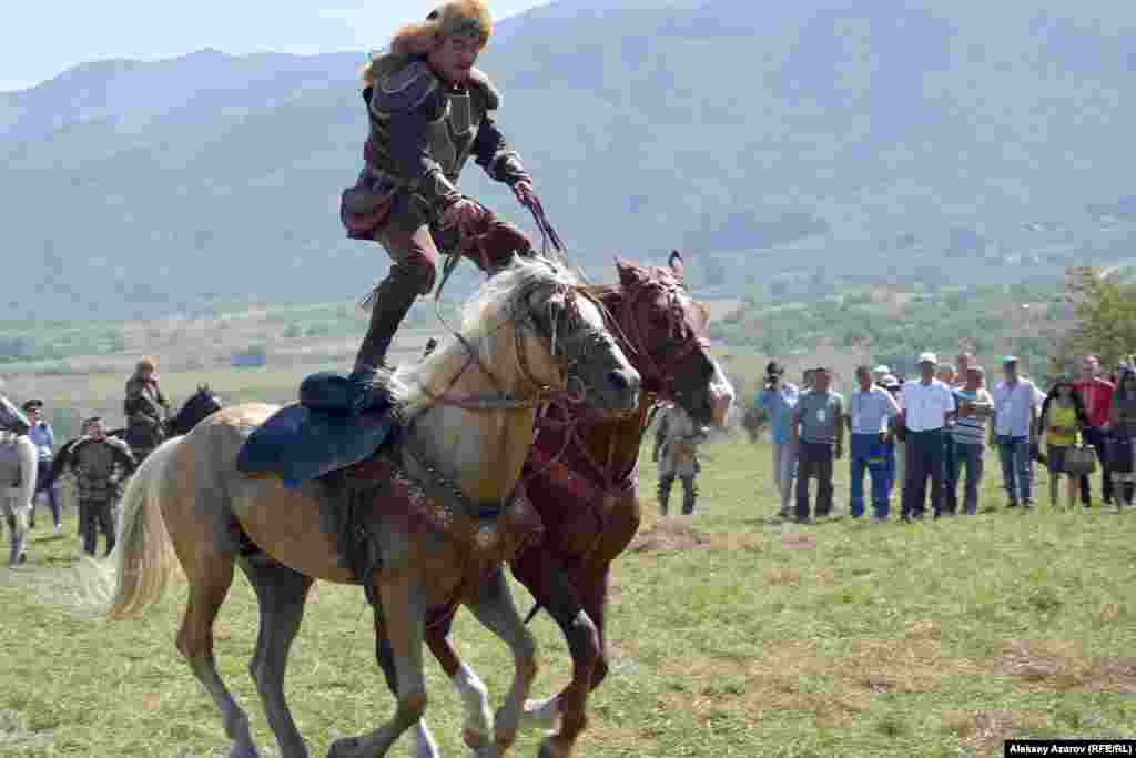 У каскадеров Nomad Stunts восемь направлений работы. И главное &ndash; конные трюки. На снимке один из таких трюков &ndash; всадник скачет, стоя на двух лошадях.