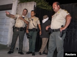 ABŞ - Los Anceles polisi Nakoula Basseley Nakoula-nı dindirməyə aparır, 16 sentyabr, 2012