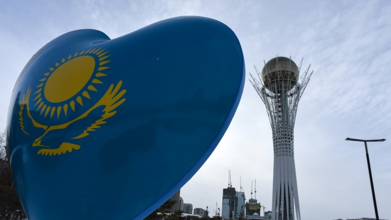 Астана: Жер берүүгө каршы чыккандарды чагылдырган журналист коркутууга кабылды