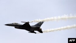 Un avion de luptă F-16 fighter la parada militară de la Islamabad cu ocazia Zilei Naționale a Pakistanului