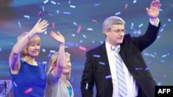 Архивска фотографија: Лидерот на канадската конзервативна партија Стивен Харпер и неговата ќерка Рејчел ја слават изборната победа на конзервативците на 2 мај 2011 година.