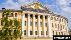 Національний університет «Києво-Могилянська академія» був першим вишем в Україні, який закликав студентів і викладачів повністю перейти на українську та англійську