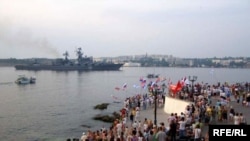 Проросійські активісти зустрічають російські кораблі.