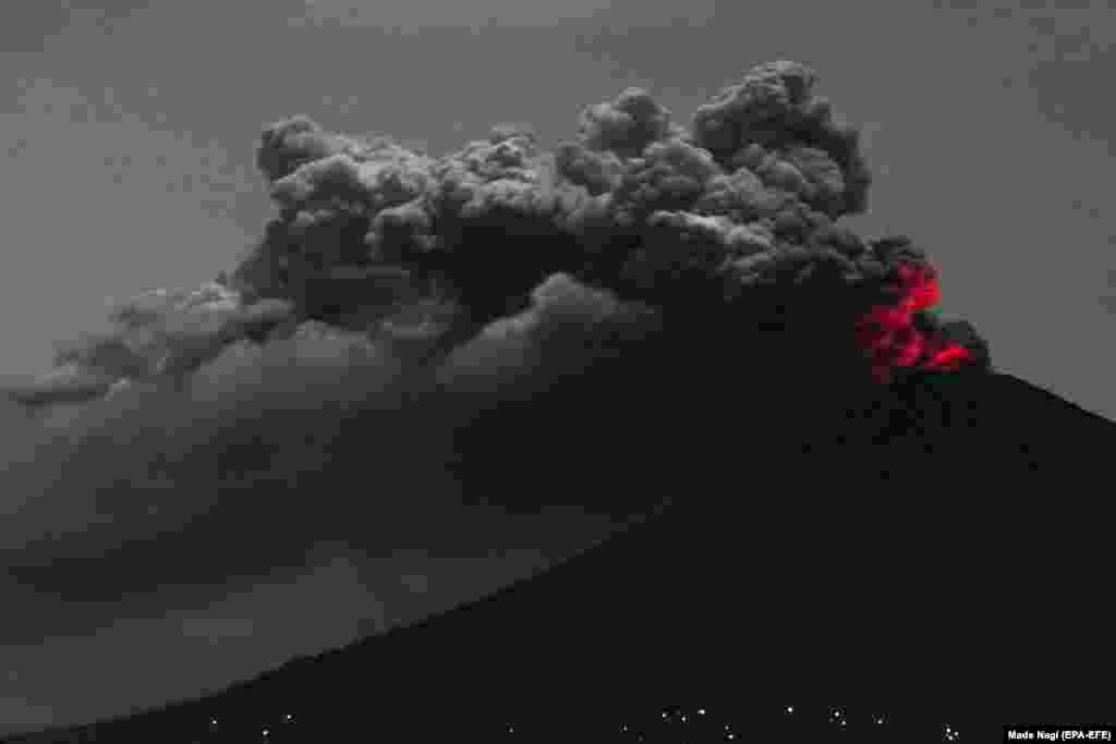 A long-exposure photograph shows the Mount Agung volcano spewing hot in Bali on November 27. (epa-EFE/Made Nagi)