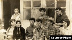 Studentler. 1960-ıncı seneleriniñ birinci yarısı