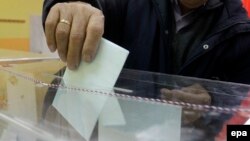 Glasanje na izborima u Srbiji, fotografija iz arhive