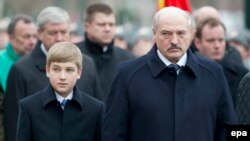 Коля Лукашэнка разам з бацькам