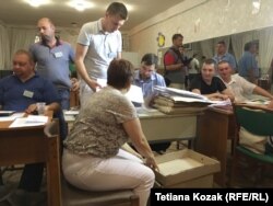 Перші протоколи почали відкривати опівночі в неділю