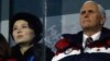 Майк Пенс (справа) и Ким Ё Чжон, сестра северокорейского вождя, на Олимпийском стадионе. Взаимное отчуждение очевидно. 9 февраля 2018