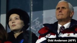 Майк Пенс (справа) и Ким Ё Чжон, сестра северокорейского вождя, на Олимписком стадионе. Взаимное отчуждение очевидно. 9 февраля 2018