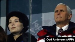 Вице-президент США Майк Пенс (справа) и Ким Ё Чжон, сестра северокорейского лидера, на Олимпийском стадионе. Пхёнчхан, 9 февраля 2018 года.
