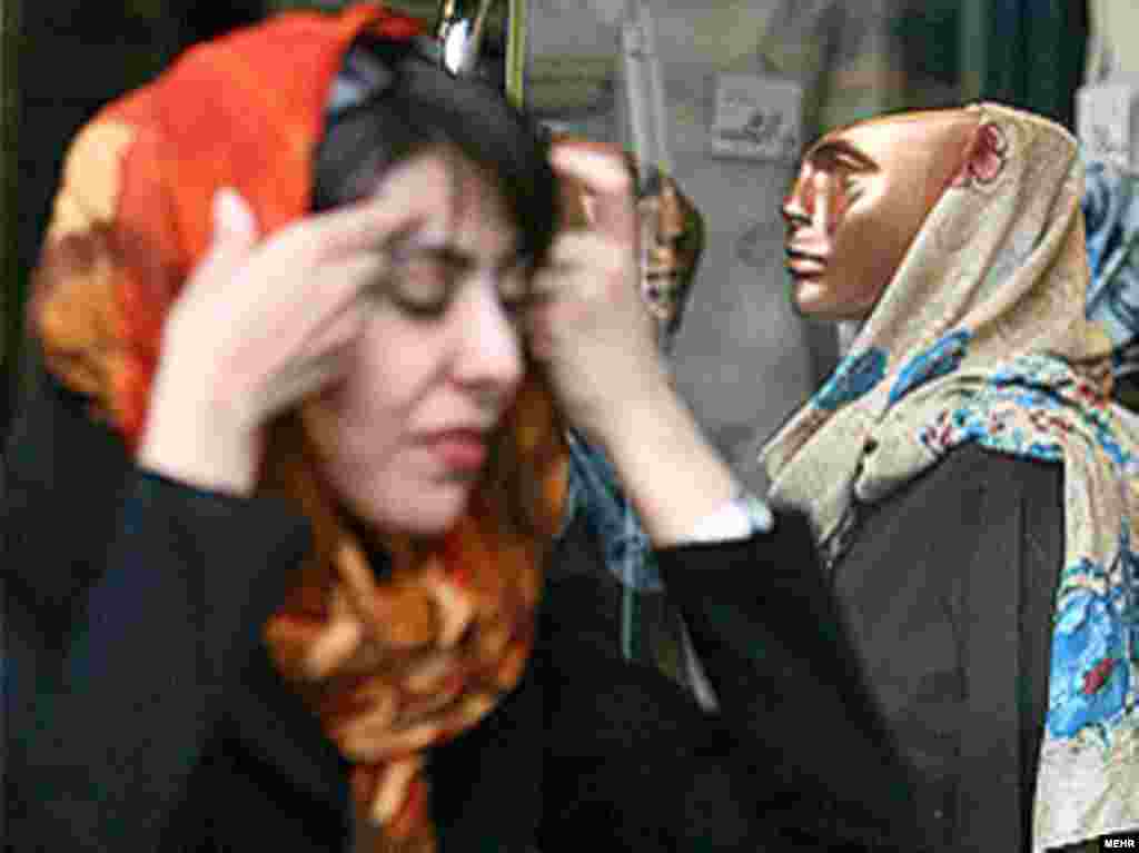 Iran -- A girl is primping her veil during Police launching a new rackdown aimed at forcing women to adhere to Islamic codes more strictly, Tehran, 21 Apr 2007 - http://www.mehrnews.com/fa/NewsDetail.aspx?pr=s&NewsID=315988