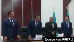 Слева направо — аким Шыкента Нурлан Сауранбаев и аким Южно-Казахстанской области Жансеит Туймебаев на сессии городского маслихата. Шымкент, 5 июня 2018 года.