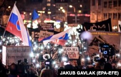Mii de oamei au protestat la Bratislava după uciderea jurnalistului slovac Jan Kuciak,16 martie 2018