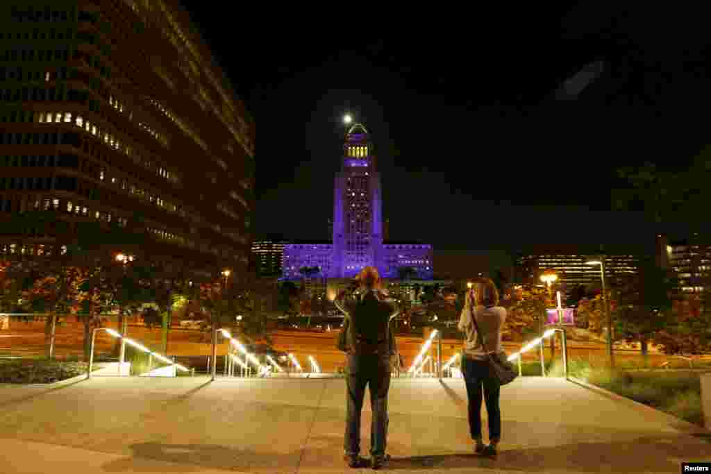 Zgrada City Halla iluminirana u boju purpura u znak sjećanja na umrlog pjevača Princa i njegove čuvene pjesme &quot;Purpurna kiša&quot; (Purple Rain, 1984.), Los Angeles, 21. april 2016.