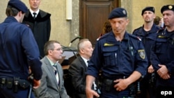 Альнур Мусаев и Вадим Кошляк (слева) сидят в Земельном суде по уголовным делам. Вена, 14 апреля 2015 года.