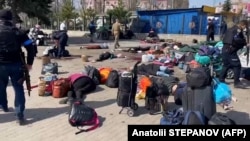 Загиблі цивільні, які чекали на евакуацію на вокзалі Краматорська. Результат російського удару. 8 квітня 2022 року