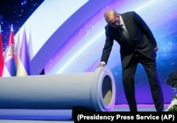 Turkish President Recep Tayyip Erdogan touches a pipe at the opening ceremony of the Trans-Anatolian Natural Gas Pipeline (TANAP), in Eskisehir in June 2018.