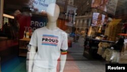 Тематическая одежда ЛГБТ на витрине Levi's в Нью-Йорке.