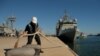 Испания отправляет военный корабль за беженцами у берегов Италии