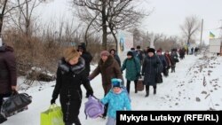 Люди перетинають КПП «Майорське» на лінії розмежування на Донбасі
