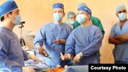 Врачи во время операции в центре хирургии имени Сызганова. Фото с официального сайта центра хирургии.