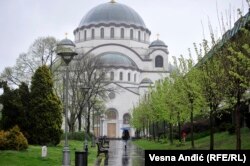 Mihajlo Miletić kaže da, kao pripadnik crnogorske nacionalne manjine i vernik CPC, osim povremenih napada na društvenim mrežama, nema nikakvih drugih problema, ali da svaki put kada nosi slavski kolač u hram SPC (na fotografiji Hram Svetog Save u Beogradu) oseća blagu zebnju da mu lokalni paroh ne zameri što se izjašnjava kao vernik CPC.