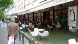 Уличные кафе вновь открыты в Боснии. Баня-Лука, 11 мая 2020 года.